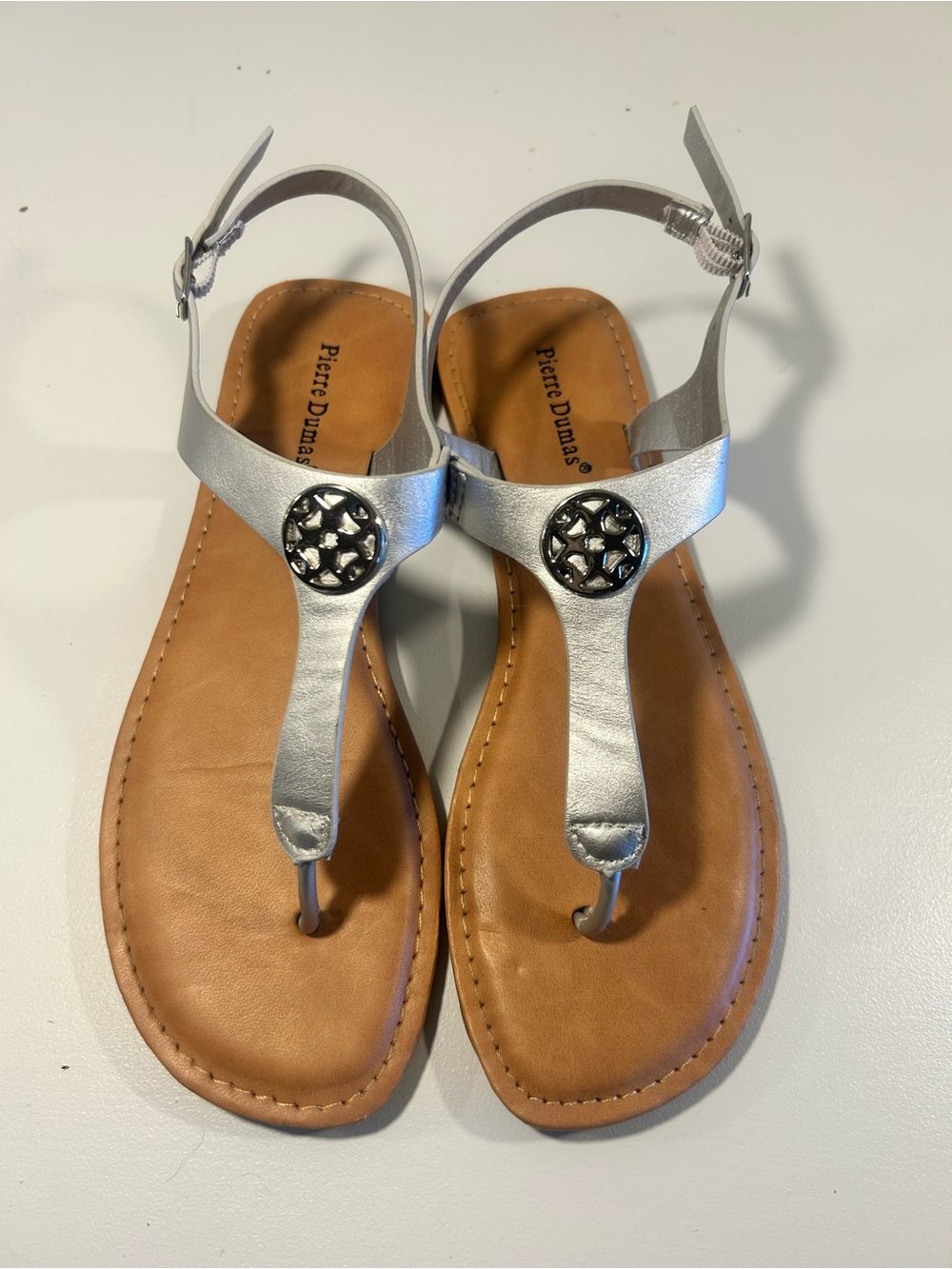 Pierre Dumas Silver Metallic T Strap Women’s Flat Sandals Size 6 Ankle Strap